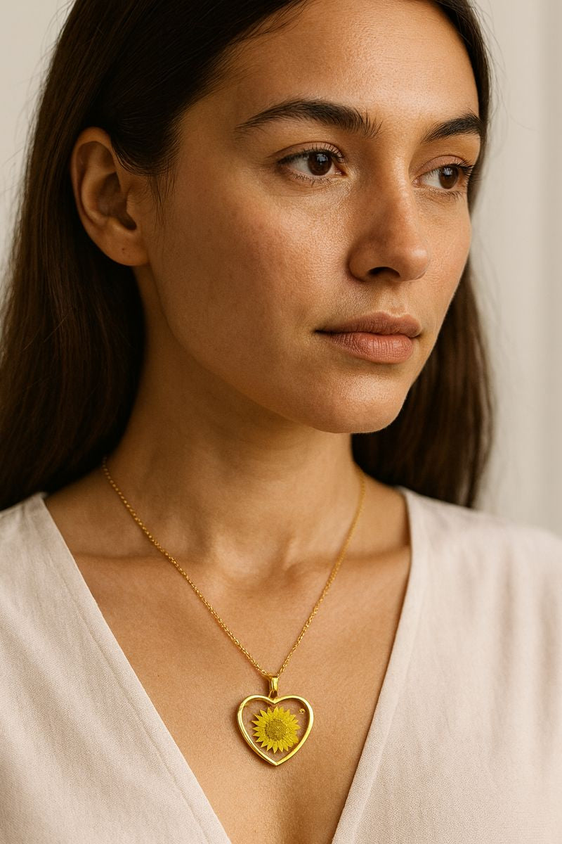 GL: 18k Gold-Plated Heart Resin Daisy Flower Pendant Necklace for Women