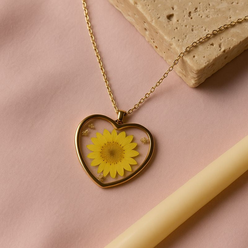GL: 18k Gold-Plated Heart Resin Daisy Flower Pendant Necklace for Women