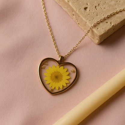 GL: 18k Gold-Plated Heart Resin Daisy Flower Pendant Necklace for Women