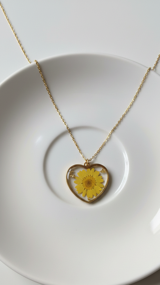GL: 18k Gold-Plated Heart Resin Daisy Flower Pendant Necklace for Women