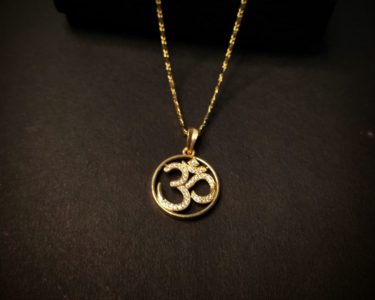 GL: Men's 18k gold-plated Om Pendant with Chain